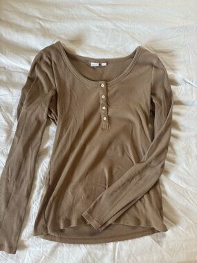 GAP Ribbed Long-Sleeve Henley Top in Taupe Brown